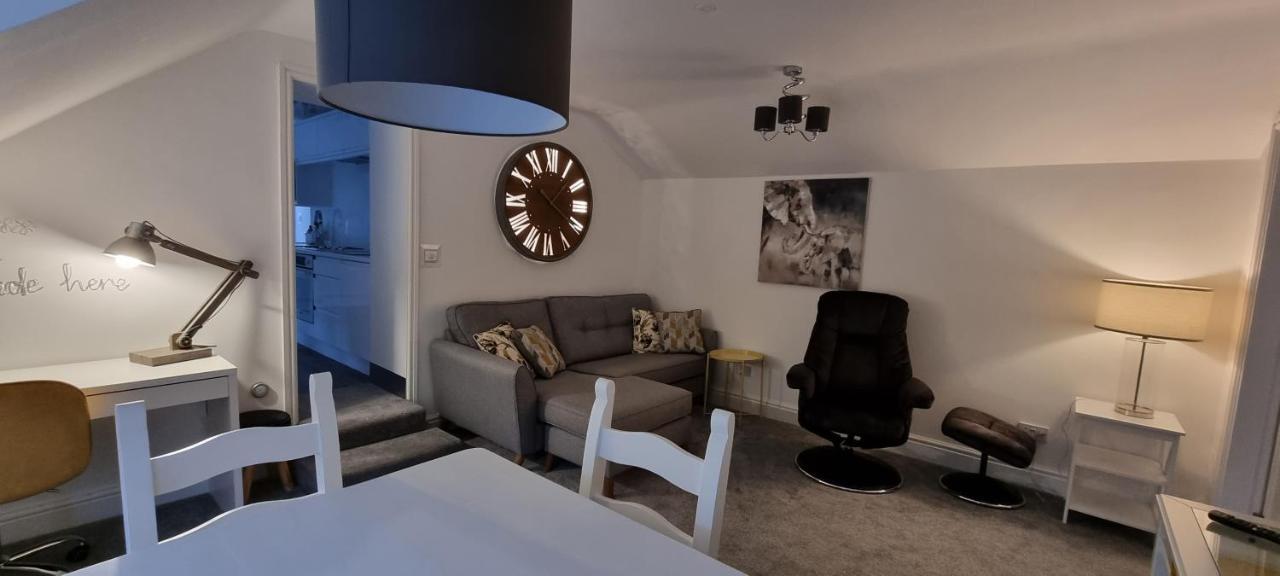 Modern And Spacious 2 Bedroom Apartment With Free Parking Llansantffraid Glyn Ceiriog Exterior foto