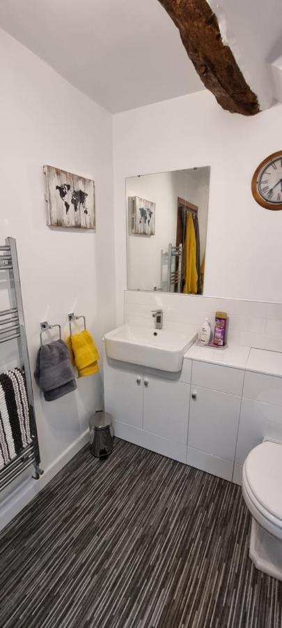 Modern And Spacious 2 Bedroom Apartment With Free Parking Llansantffraid Glyn Ceiriog Exterior foto