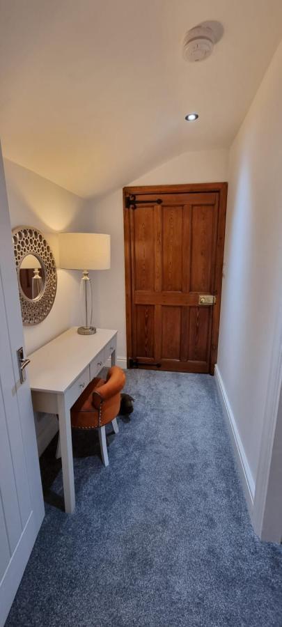 Modern And Spacious 2 Bedroom Apartment With Free Parking Llansantffraid Glyn Ceiriog Exterior foto