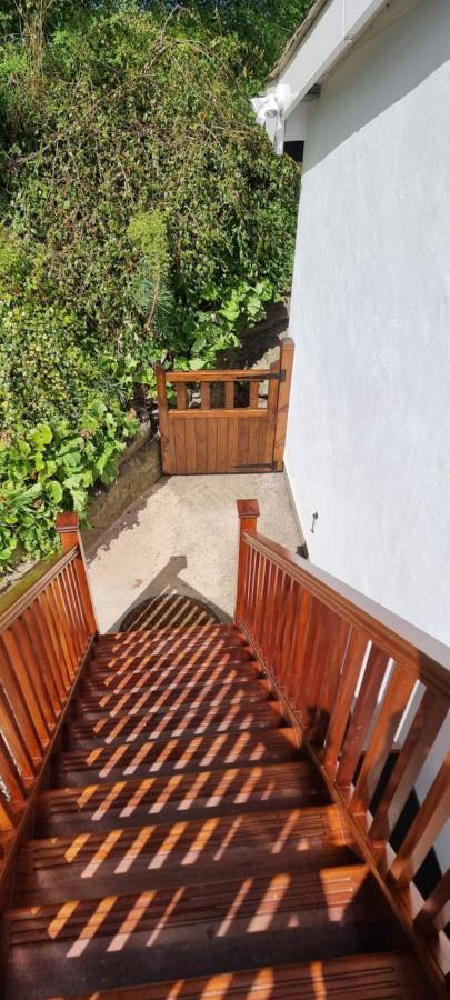 Modern And Spacious 2 Bedroom Apartment With Free Parking Llansantffraid Glyn Ceiriog Exterior foto