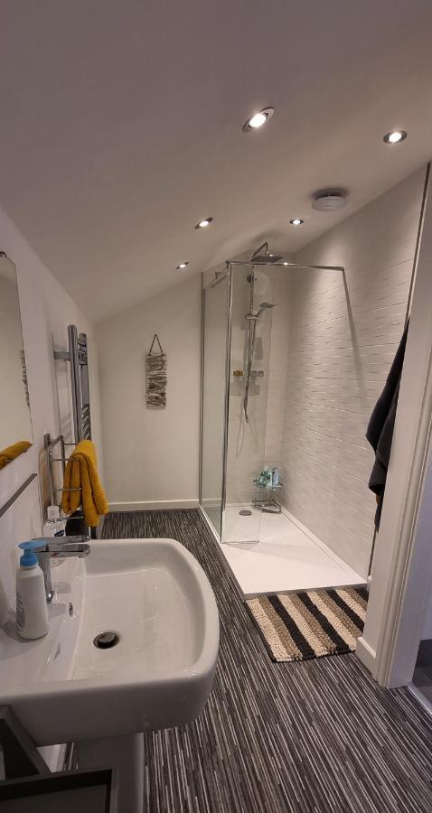 Modern And Spacious 2 Bedroom Apartment With Free Parking Llansantffraid Glyn Ceiriog Exterior foto