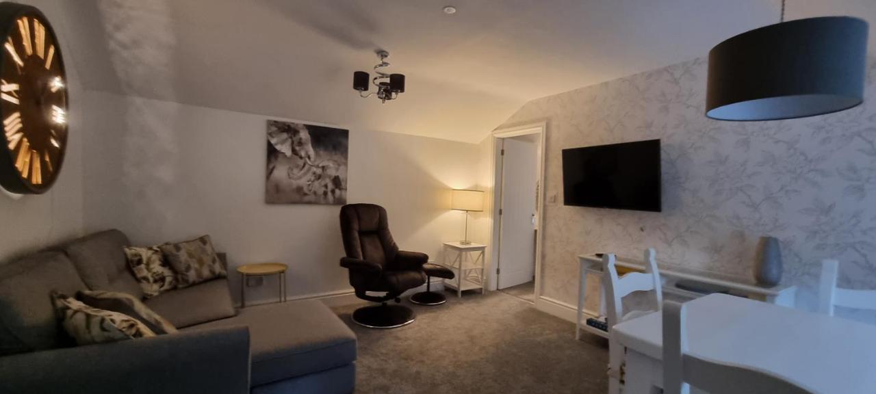 Modern And Spacious 2 Bedroom Apartment With Free Parking Llansantffraid Glyn Ceiriog Exterior foto